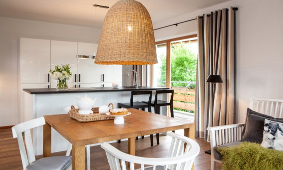 Apartment Rosenresli Wohnzimmer mit offener Küche