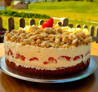 Erdbeer Sahne Streusel Torte