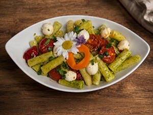 Pasta mit Bärlauchpesto, Kirschtomaten und Mozzarella