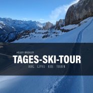 Ski-Tour in den Bergen bei schönem Wetter