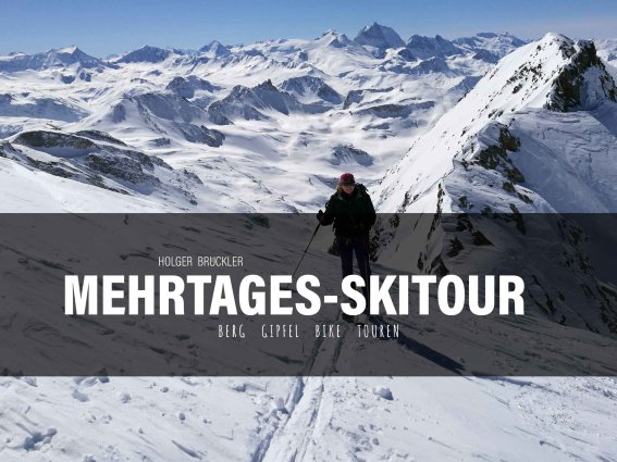 Eine Person genießt die atemberaubende Aussicht auf schneebedeckte Berge während einer Skitour in den Alpen.