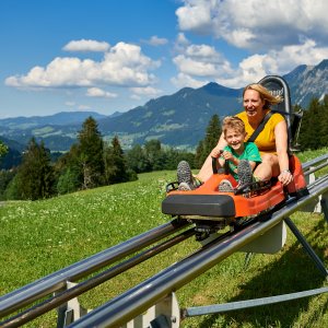 Mit Mama in der Sommerrodelbahn