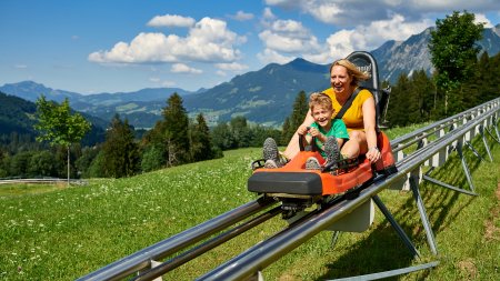 Mit Mama in der Sommerrodelbahn