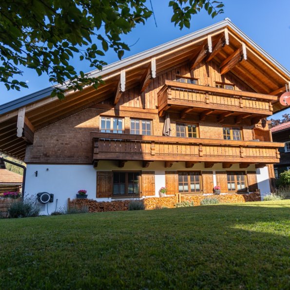 Traditionelles Allgäuer Holzhaus mit Balkonen in Obermaiselstein-Ried Klassisches Allgäuer Holzhaus mit umlaufenden Holzbalkonen und großem Garten in Obermaiselstein-Ried – Teil der Bergheimat Ferienwohnungen im Oberallgäu.