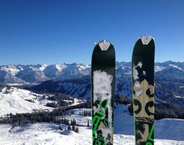 Skitouren-Ski im Schnee auf dem Riedberger Horn mit weitem Blick über die verschneiten Allgäuer Alpen – Bergheimat Ferienwohnungen in Obermaiselstein-Ried im Allgäu.