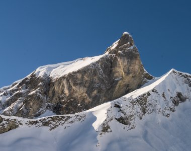 Der markante Gipfel des Schneck in den Allgäuer Alpen mit Schnee vor tiefblauem Himmel – Bergheimat Ferienwohnungen in Obermaiselstein-Ried im Allgäu.