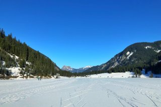 Der zugefrorene Vilsalpsee mit Aggenstein