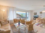 Wohnzimmer mit Zugang zum Balkon