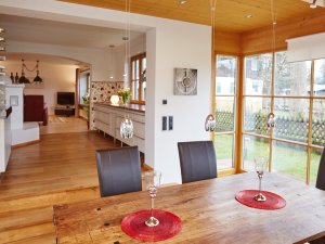 Wintergarten mit Blick in den Wohnraum