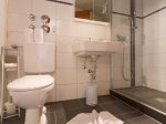 Badezimmer mit Dusche WC