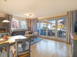 Wohnzimmer mit Balkon