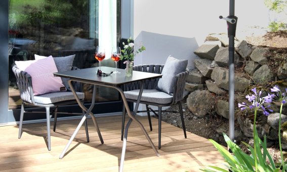 Terrasse Chalet Gebirgsquelle im Bergzauber in Bolsterlang, Urlaub im Allgäu, Chaleturlaub mit Sauna, Bergdorf, Hörnerdörfer, Ferienwohnungen, Chalet, Wohlfühlchalets