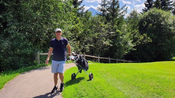 Golfurlaub im Allgäu im Bergzauber Bolsterlang, in der Nähe von Oberstdorf, Kleinwalsertal. Urlaub in einer modernen Ferienwohnung und Golfen kombinieren. Unsere Chalet-Ferienwohnungen und die Nähe zum Golfplatz sind unschlagbar.