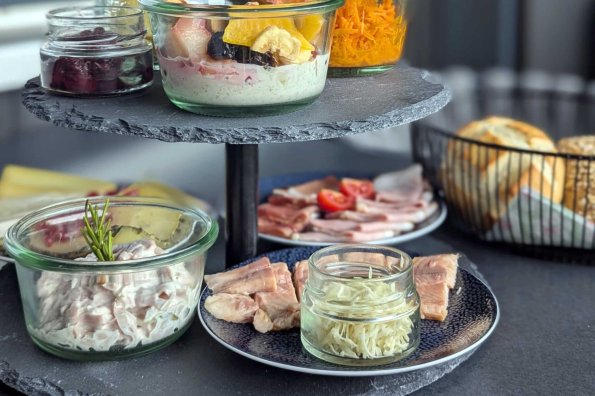 Auf einer Etagere sind verschiedene kalte Speisen und Snacks prächtig angerichtet, ideal für eine herrliches Frühsueck-