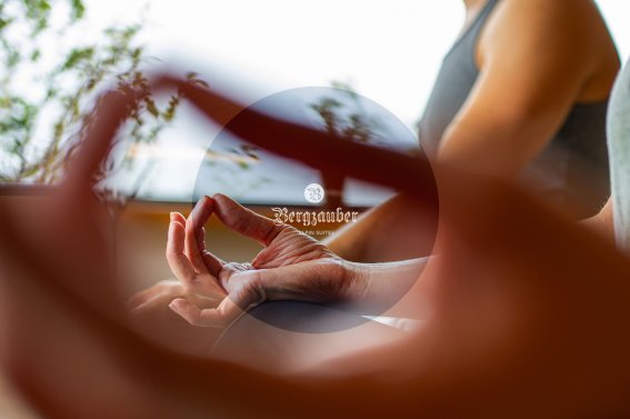 Entspannende Meditation im Freien mit Blick auf die Berge in der frühen Morgenstunden, harmonische Verbindung mit der Natur.