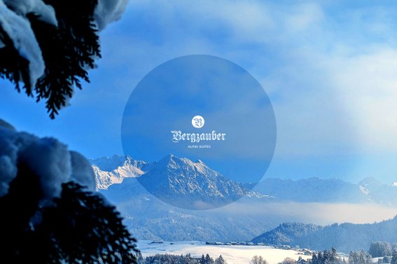 Malerische Winterlandschaft mit schneebedeckten Bergen und klarem Himmel, die die Schönheit der Alpen zeigt.