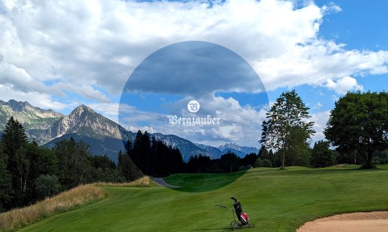 Spieler genießt den Golfplatz mit beeindruckender Alpenlandschaft unter blauem Himmel und vorbei ziehenden Wolken.