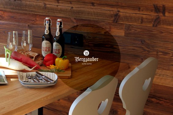 Auf einem Holz-Esstisch liegen frische Zutaten und Biere bereit. Perfekt für ein geselliges Essen.