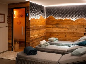 In diesem Wellnessbereich stehen bequeme Liegen und eine Sauna zur Verfügung. Ideal für Entspannung und Erholung.