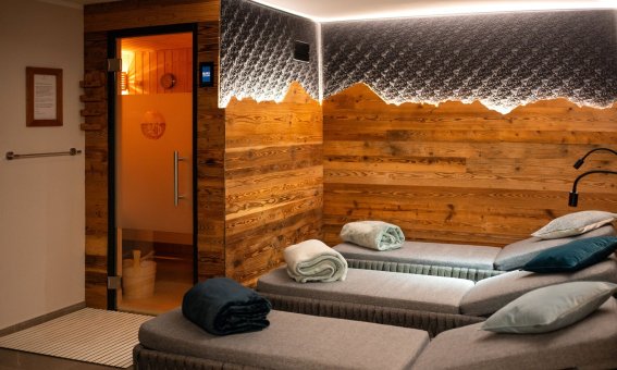 In diesem Wellnessbereich stehen bequeme Liegen und eine Sauna zur Verfügung. Ideal für Entspannung und Erholung.