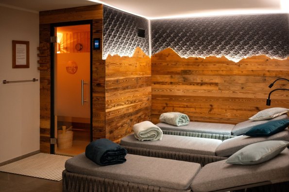 In diesem Wellnessbereich stehen bequeme Liegen und eine Sauna zur Verfügung. Ideal für Entspannung und Erholung.