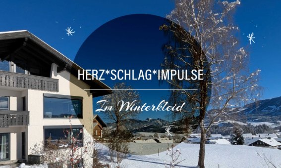 Diese Szene zeigt ein gemütliches Haus in einer schneebedeckten Landschaft im Winter. Die Bäume sind voller Schnee.