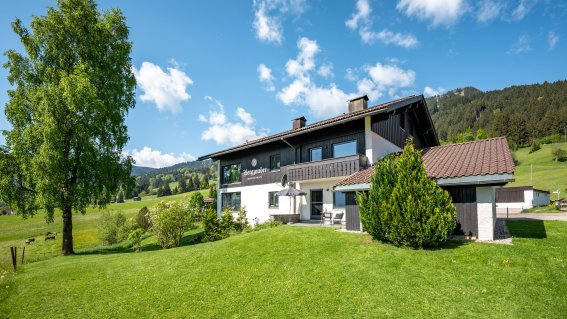 Bergzauber-Chalet-Bolsterlang-Fotografie-Leo-Schindzielorz-DE-Sommer-Allgaeu-Alpen-20250510-10-27-A7C01848-org