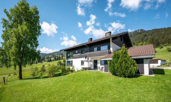 Bergzauber-Chalet-Bolsterlang-Fotografie-Leo-Schindzielorz-DE-Sommer-Allgaeu-Alpen-20250510-10-27-A7C01848-org