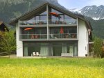 ruhige Lage, traumhafter Bergblick, edle Stoffe, traditionelle Hölzer, Wanderwege und Loipen vor der Haustür, Internet, Tiefgarage, Küche komplett eingerichtet mit Ceranfeld, Spülmaschine und Backofen, Bad mit tiefergelegter Badewanne und Dusche