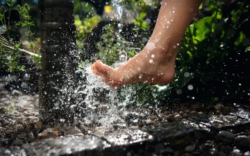 Alpenwellness Allgäu Füße mit Wasser @ Allgäu GmbH, Marc Oeder
