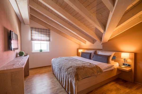 Schlafzimmer mit Fernseher