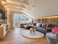 Gemütlichkeit pur – das stilvolle Wohnzimmer lädt zum Entspannen ein.