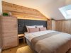 Ein Schlafzimmer, das Ruhe schenkt – mit natürlichem Holz, stimmiger Beleuchtung und viel Liebe zum Detail