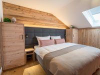 Ein Schlafzimmer, das Ruhe schenkt – mit natürlichem Holz, stimmiger Beleuchtung und viel Liebe zum Detail