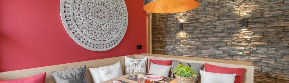 Großer Esstisch für gemütliche Abende 