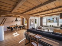 Geräumiges Wohnzimmer