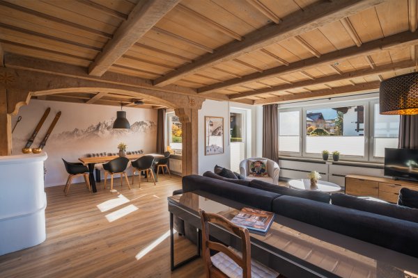 Geräumiges Wohnzimmer