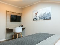 Schlafzimmer mit Schreibtisch