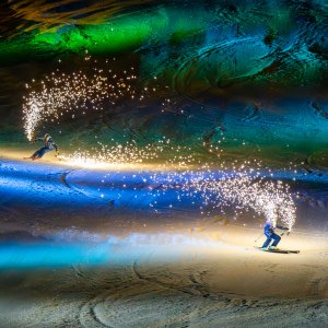 Skifahrer zeigen spektakuläre Lichteffekte bei Nacht