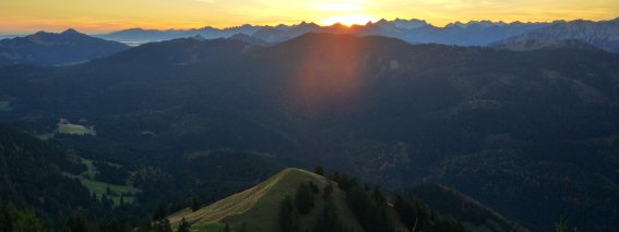 Sonnenuntergang über den Bergen