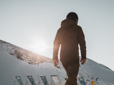Skifahrer läuft auf dem Nebelhorn durch den Schnee Skifahrer läuft auf dem Nebelhorn durch den Schnee