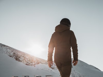 Skifahrer läuft auf dem Nebelhorn durch den Schnee