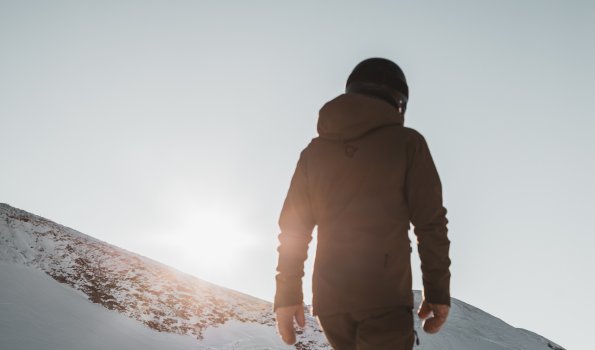 Skifahrer läuft auf dem Nebelhorn durch den Schnee