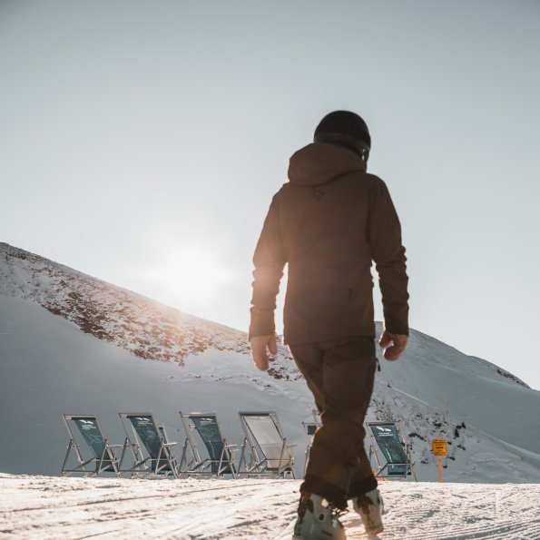 Skifahrer läuft auf dem Nebelhorn durch den Schnee