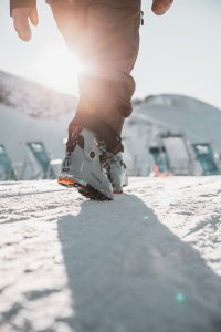 Skifahrer läuft über die Piste