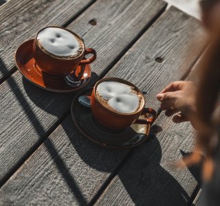 Kaffeepause mit Cappucino im Schnee