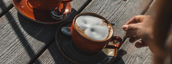 Kaffeepause mit Cappucino im Schnee