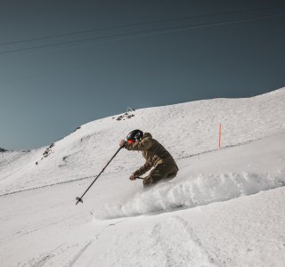 Skifahrer auf der Piste im Schnee