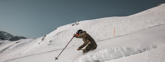 Skifahrer auf der Piste im Schnee