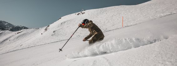 Skifahrer auf der Piste im Schnee
